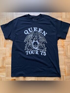 Que Black Graphic 'Tour '75' Short Sleeve Tee